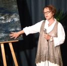La peintre Dominique Boyer présente son style et explique au public comment elle peint en impressionnisme-abstrait