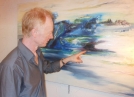 le peintre DAUVERT expliquant sa peinture Rêve Bleu, ici,  au Pole Exposition Sud Cote d Azur