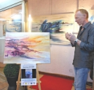 le peintre Dominique DAUVERT présentant sa peinture abstraite devant le Comité du Jury  