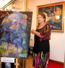 Thérèse MASSOT, présentant sa peinture au Comité du Jury, ici elle commente son oeuvre 