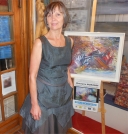La peintre Roselyne MORANDI, TALENT DES ARTS D'AUJOURD'HUI 2013, devant une de ses toiles au Pôle d'Exposition Sud Côte-d'Azur