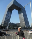 Le peintre abstrait international Alain DELIC ici à PEKIN devant l'immeuble de la Télévision centrale de Chine CCTV.