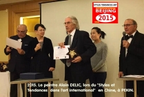 DECEMBRE 2015. Ici le peintre Alain DELIC, reçoit en Chine à Pékin, le Grand Prix International des Arts, étoilé Tendances, PEKIN 2015. 
