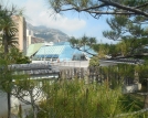 Grimaldi Forum Monaco avec une vue de la Principauté depuis le Jardin japonais