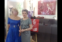 Lors de son exposition à Toulon au Pole Exposition, ici la peintre Marie-Solange RAYMOND et l'Adjointe au Maire Mme Colette GLUCK