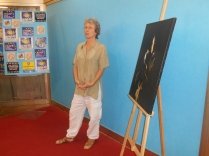 Cathy VULTAGGIO, expliquant son oeuvre au Pôle Exposition Sud Côte-d'Azur