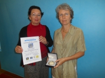 Cathy VULTAGGIO recevant le Diplôme  d'authentification de la Médaille 