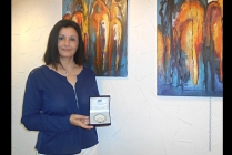 la peintre Emilia OLIVERIO, a obtenu la Médaille Peintre d'Excellence Talent des Arts d'Aujourd'hui 2015 au Pôle Exposition Sud Côte-d'Azur le 8 Juillet 2015