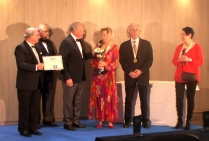 Succès absolu pour l'artiste Marie-Solange RAYMOND à CANNES: Trophée avec Médaille de Grand Pinceau de France 2016