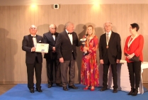 Marie-Solange RAYMOND ici avec le Jury, à CANNES, lors de la cérémonie de remise du Trophée avec Médaille de Grand Pinceau de France 2016.  