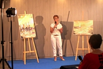 Isabelle GELI , Grand Pinceau de France, pendant la présentation-concours des styles a expliqué avec succès sa démarche esthétique et son style devant le Jury et le public attentif à CANNES