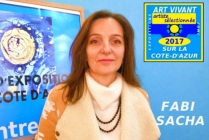 La peintre abstraite FABI SACHA, ici au Pôle Exposition Sud Côte d'Azur où elle présente ses toiles.  