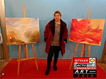 Ici la peintre ACHALEZAY au Pôle Exposition Sud Côte-d'Azur, expliquant sa démarche artistique lors de son exposition. 