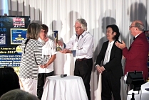 Louise BRESSANGE,  recevant des mains du Président du Jury Alain DELIC le Trophée Côte-d'Azur Art Contemporain 2017 à Hyères-les-Palmiers