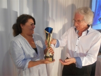 Lili LiLiLUS peintre, recevant le Trophée Côte-d'Azur Art Contemporain 2017 à Hyères-Les-Palmiers des mains du Président du Jury Alain DELIC