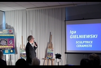 Présentation événementielle de l'oeuvre statuaire et du style d'Iga GIELNIEWSKI, artiste sculptrice céramiste, peintre, projection de ses sculptures sur grand écran