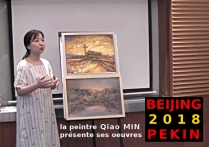 La peintre Qiao MIN présentant son style pictural lors du 