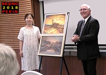 la peintre Qiao MIN durant sa présentation et Antoine Antolini lors du 