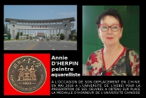 Annie D'HERPIN peintre aquarelliste, lors de la présentation de son style en Chine à l'Université de l'Hebei à obtenu sur place la Médaille d'Honneur de l'Université chinoise