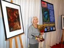 La peintre Betty de Rus à reçu le Trophée Commémoratif de l'Hommage pour son Exposition-Hommage 