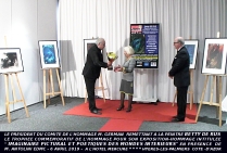 Le président du Comité de l'Hommage M. Eugène German remettant le Trophée commémoratif de l'Hommage à la peintre abstraite Betty de Rus pour son Exposition-Hommage 