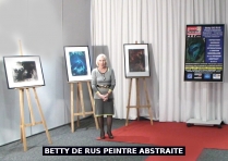La peintre Betty de RUS lors de son Exposition-Hommage 