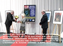 M. Eugène German, président du Comité de l'Hommage remet le Trophée commémoratif à Betty de Rus, peintreérencier critique d'art et Betty de Rus, peintre, 