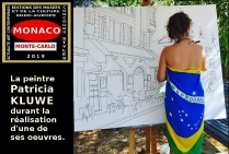 Patricia KLUWE, peintre, entrain de réaliser une oeuvre. Lauréate des Grands Trophées Internationaux des Styles Artistiques - Monaco 2019 