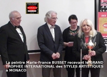 Marie-France BUSSET, peintre, lauréate du Palmarès, ici à Monte-Carlo, lors de la remise à l'artiste du Grand Trophée International des Styles Artistiques Monaco 2019. 