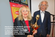 Marie-France BUSSET, peintre, lauréate du Palmarès, ici avec le président du Jury, Alain DELIC,lors de la remise à l'artiste du Grand Trophée International des Styles Artistiques à Monaco. 
